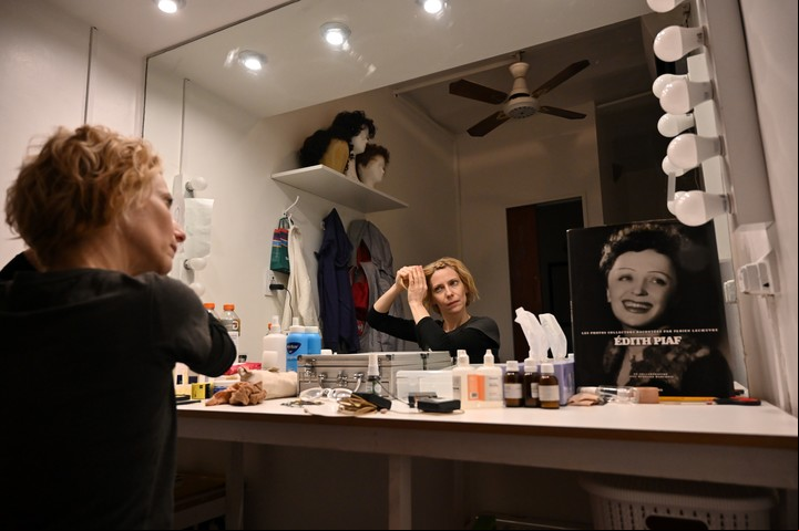 Ultimos retoques. Elena Roger se va transformando en la cantante sa.