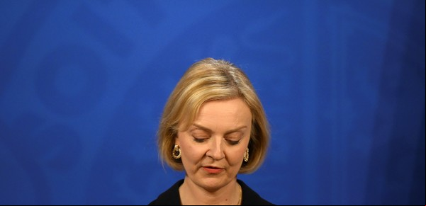 Crisis en el gobierno británico: Renunció el ministro de Economía y la premier Liz Truss tambalea en el cargo