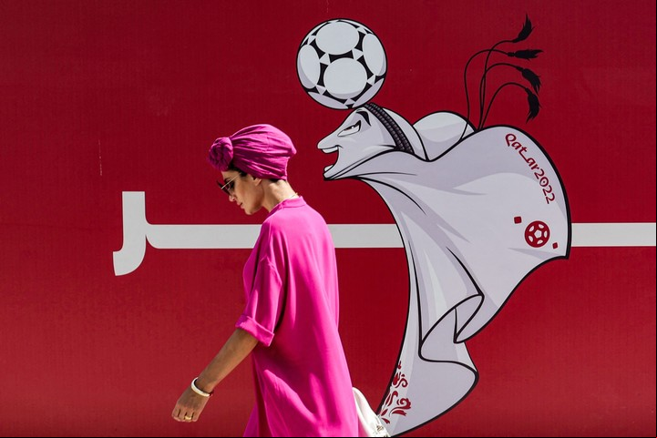 Las mujeres en Qatar deben ir con los hombros y piernas cubiertas aunque haga mucho calor. Foto: GIUSEPPE CACACE / AFP