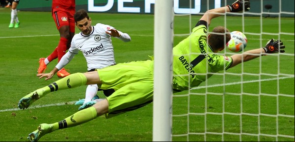 Alario volvió al gol después de 5 meses en la Bundesliga, amargó a su exequipo y pidió perdón
