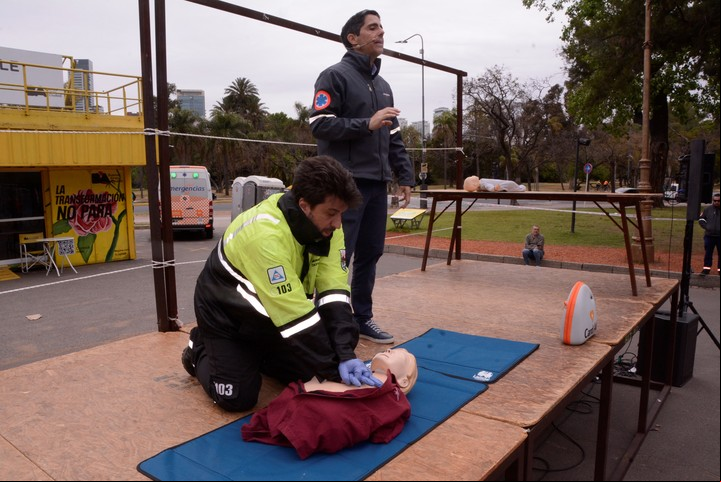 Los instructores explicaron la técnica de R desde un escenario. Foto GCBA