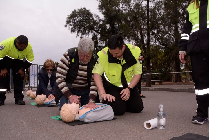Personas de todas las edades tomaron el curso de R en Palermo. Foto GCBA