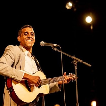 Un cantante haitiano murió desplomado en el escenario mientras daba un recital