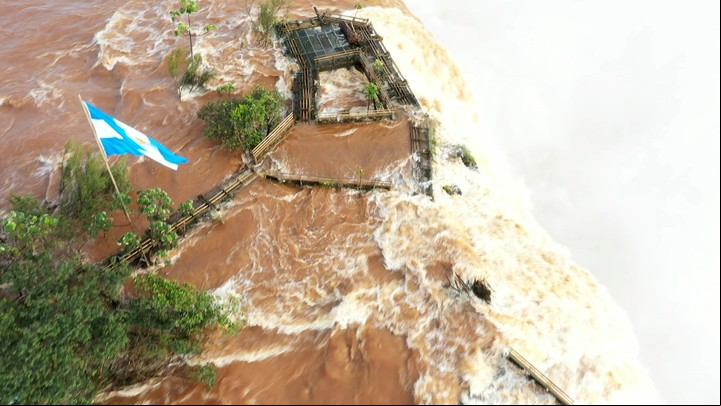 Crecida récord en las Cataratas del Iguazú. Sigue cerrado el paseo de la Garganta del Diablo.