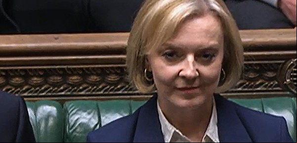 Reino Unido: la premier Liz Truss pide perdón por sus errores y maniobra para recuperar autoridad