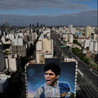 Maradona gigante y eterno: un artista consagrado pinta un mural con un gesto histórico del Diez