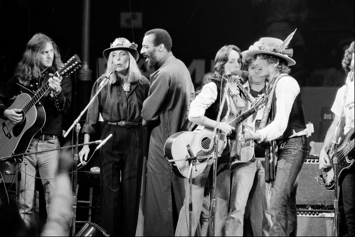 Bob Dylan en vivo en diciembre de 1975, junto a Roger McGuinn, Joni Mitchell, Richie Havens y Joan Baez, en el final de su "Rolling Thunder Revue". Foto: AP