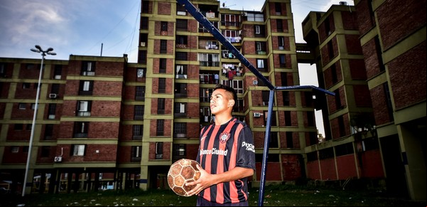 Perrito Barrios, el futbolista más bajo de la Liga Profesional: de gambetear las tentaciones a ser la bandera de San Lorenzo