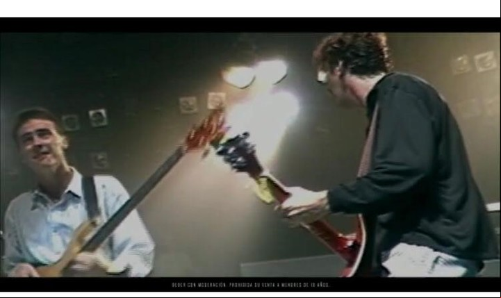 Charly García y Pedro Aznar en vivo en 1986, tal como aparecen en el aviso "Coincidencias", de cerveza Quilmes para el Mundial. Captura de pantalla.