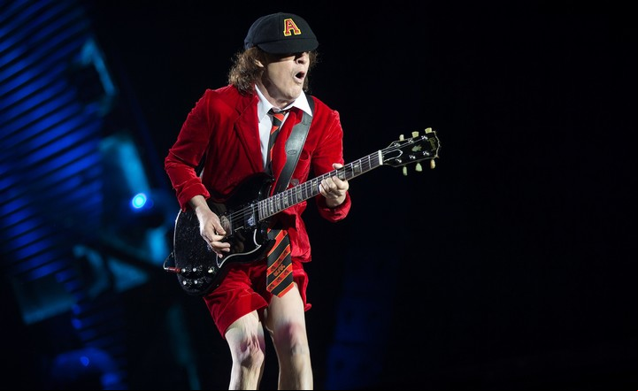 El guitarrista del grupo de rock australiano AC/DC, Angus Young, durante el concierto de su gira mundial "Rock or Bust" de 2016. Foto: EFE