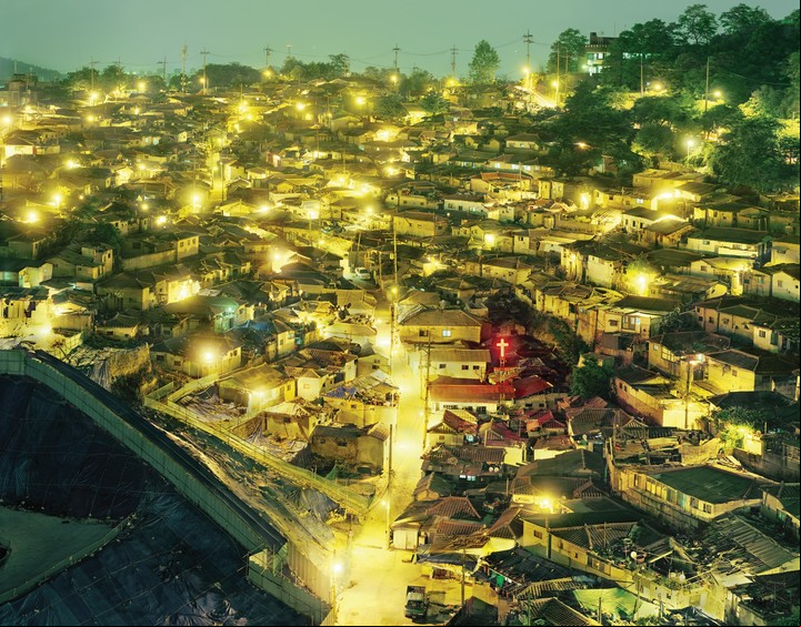 AHN Sekwon. "La luz de Wolgok-dong", 2005. Impresión inkjet, 150 x 192 cm.