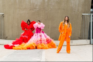 Fue modelo a los 14 y hoy revoluciona la moda con un "estilo dramático"