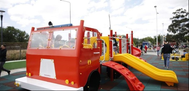 Para los más chicos: pusieron una autobomba gigante en una plaza del GBA