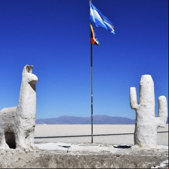 Argentina abre la primera planta de baterías de litio de Latinoamérica, recurso clave para las baterías