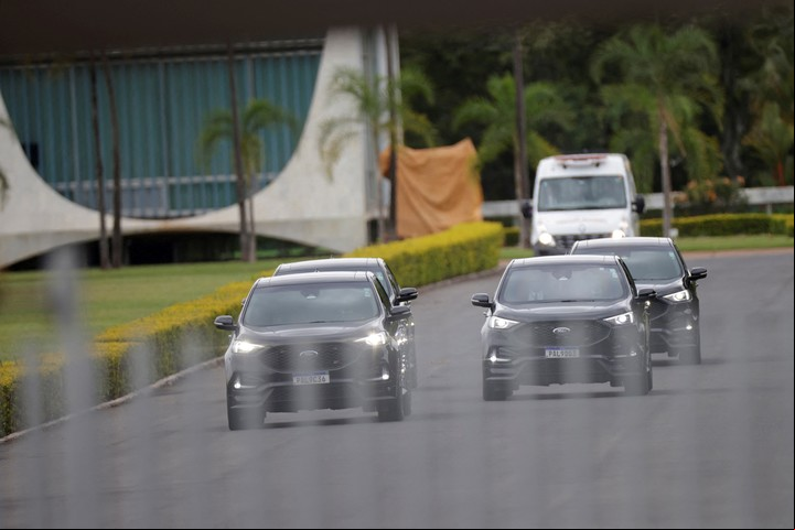 El convoy del presidente Jair Bolsonaro en el Palacio de Alvorada, en Brasilia. Foto: Reuters