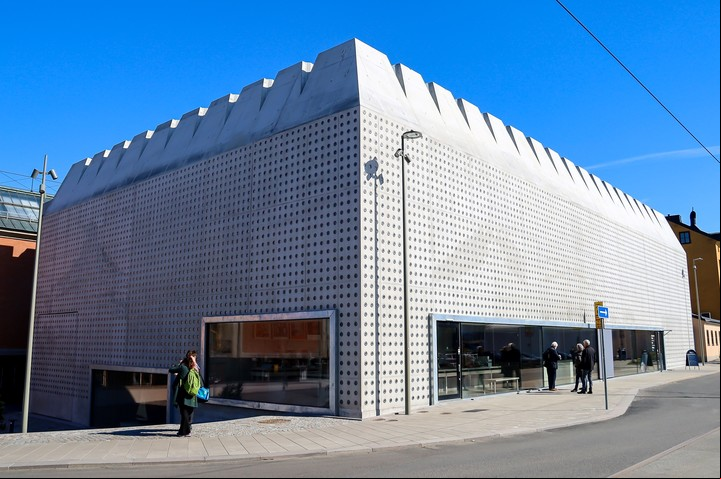 Vista sobre un moderno edificio futurista de hormigón blanco de la Galería de Arte de Liljevalch. Foto Shutterstock