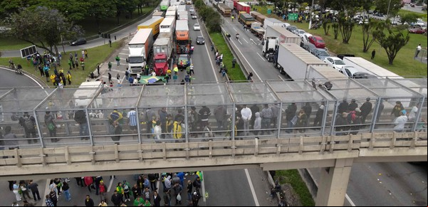 Elecciones en Brasil: pese al discurso de Jair Bolsonaro siguen los bloqueos de rutas organizados por camioneros
