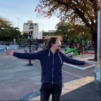 Cómo viajar a Europa por 18 pesos: el video de un influencer que se volvió viral