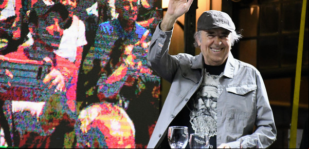Serrat inauguró en Rosario una esquina que lleva su nombre y el de su amigo Roberto Fontanarrosa