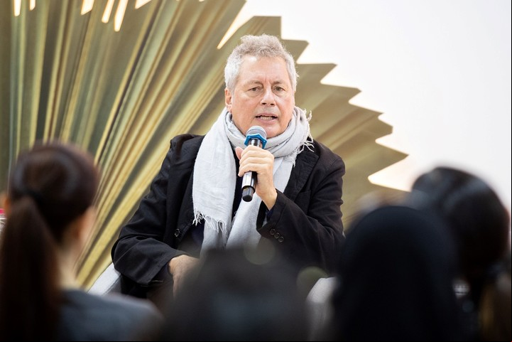 El escritor italiano Alessandro Baricco, en la Feria del Libro de Sharjah. Gentileza