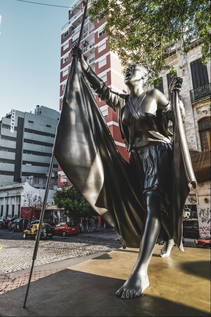 Monumento María Remedios del Valle: mide 3, 70 metros con el pedestal, pesa 80 kilos y fue realizada en impresión 3D con resina y laca poliuretánica.