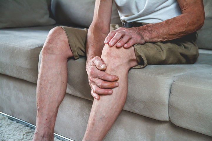 ¿Cómo evitar y disminuir los dolores de la diabetes? La neuropatía diabética periférica comienza por los músculos de las piernas y las manos./ Shutterstock.