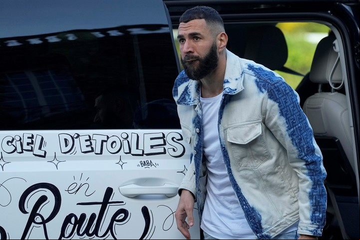 Karim Benzema, el "refuerzo" respecto del Mundial de Rusia 2018, llegó a Clairefontaine en una camioneta repleta de ploteos. Foto: AP /Michel Euler