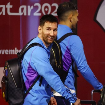 Argentina y Lionel Messi ya están en la tierra del Mundial: locura, pasión y un poco de decepción a la llegada de la Selección a Qatar