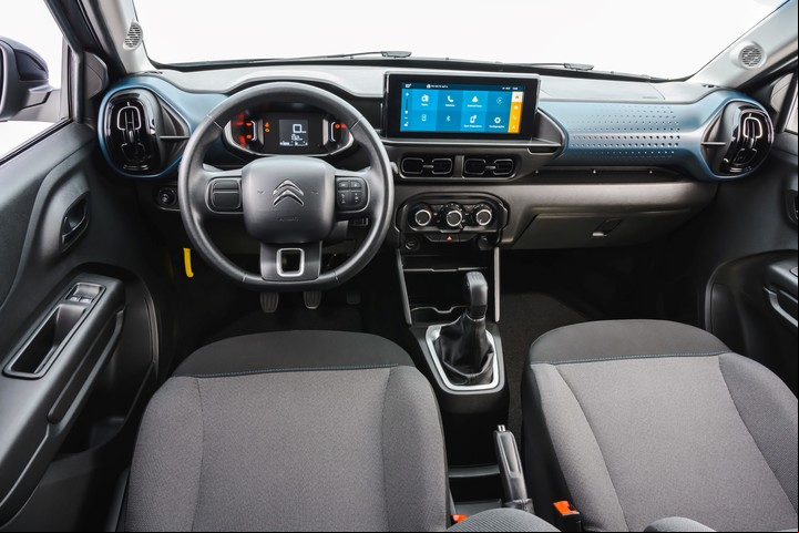 El interior del CItroën C3 es simple y con plásticos que podrían ser de mejor calidad.