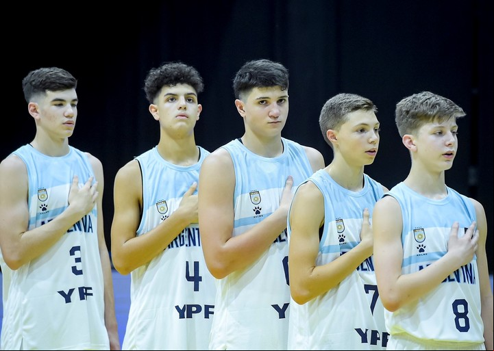 Tomás Scola (4) junto a sus compañeros Matías Dominé (8), Gino Ciorciari (7), Joaquin Sarmiento (6) y Santiago Cabodevilla (3). Foto: Prensa Confederación Argentina de Básquetbol.