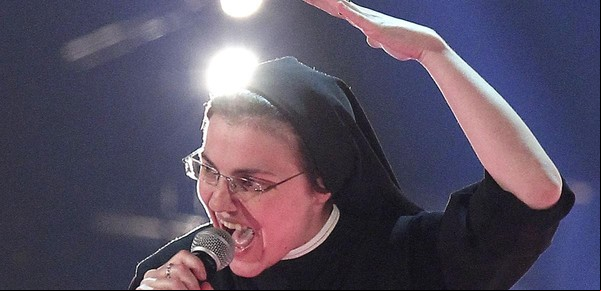 La historia de la monja que ganó "La Voz" en Italia, colgó los hábitos y trabaja como moza en España