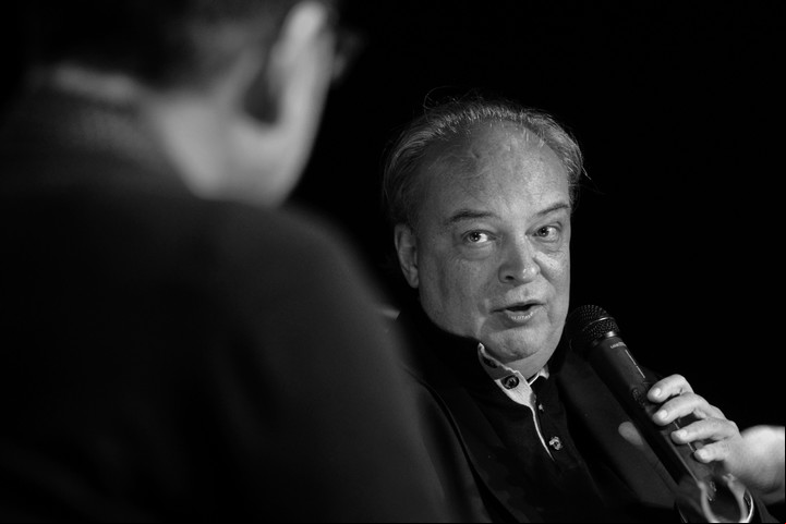 El escritor español Enrique Vila Matas durante una entrevista pública realizada en el Centro Cultural de España (CCE) en Montevideo, en 2014. AFP PHOTO/PANTA ASTIAZARAN