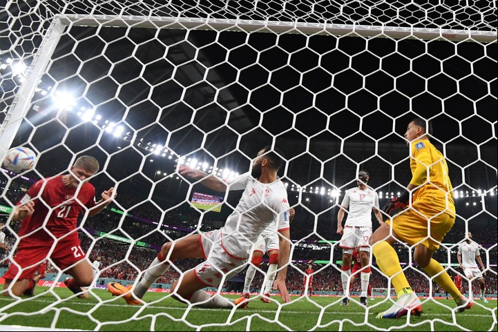 Otra toma de la chance que perdió Andreas Cornelius en el segundo tiempo. Foto: AFP