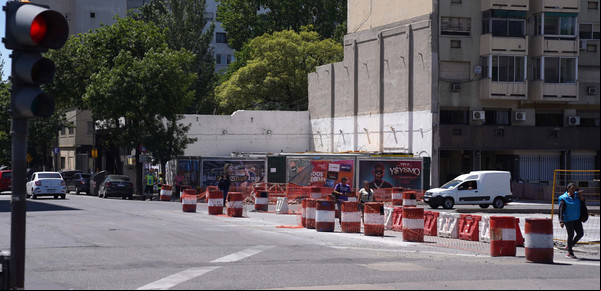Polémica por un edificio demolido para hacer el Metrobus: la ciudad quiere vender el terreno