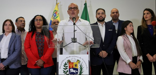 Con dudas y desconfianza, el gobierno y la oposición de Venezuela retoman el diálogo