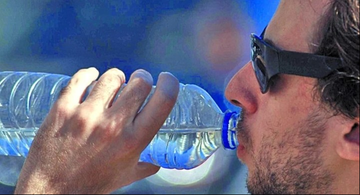 Beber agua para hidratarse, clave para los riñones.