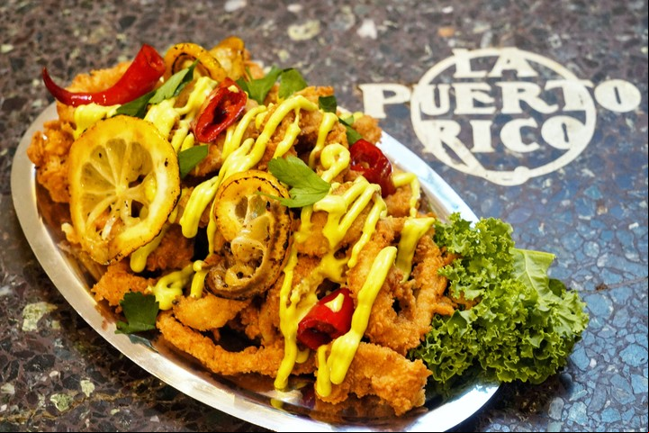 Las rabas de La Puerto Rico con ajíes, ali oli y cilantro. Fotos: Martín Bonetto.