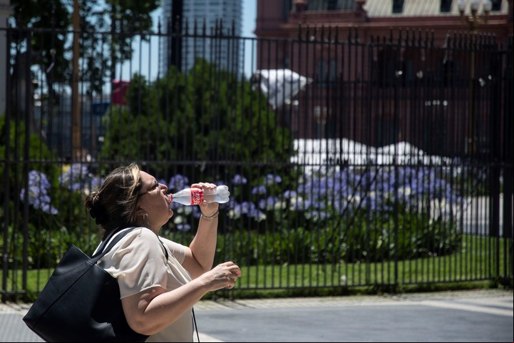 En medio del calor, muchos rellenan botellas que no deberían tener más de un uso. Foto: Télam.