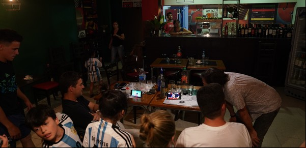 Corte de luz en los penales y festejo en las calles: cómo se vivió la victoria de Argentina en Calchín, el pueblo de Julián Álvarez