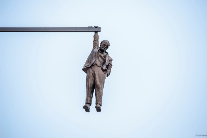 Una estatua de Sigmund Freud pendiendo de una viga en Praga. Según el padre del psicoanálisis, la estabilidad de la salud mental consistiría en recobrar la capacidad de amar y trabajar.