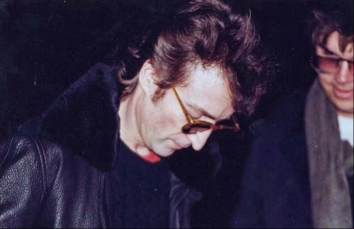 John Lennon. Para la canción, utilizaron un viejo demo con su voz.