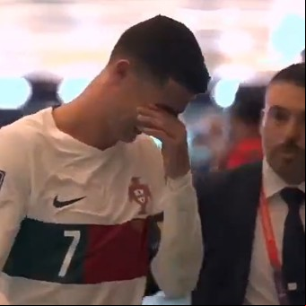 Mundial de Qatar 2022: el llanto desconsolado de Cristiano Ronaldo al irse al vestuario tras la eliminación de Portugal ante Marruecos