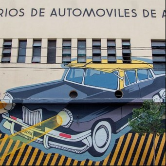 Galería a cielo abierto en el Abasto: de los murales de Isol a los poemas iluminados de Fernando Noy