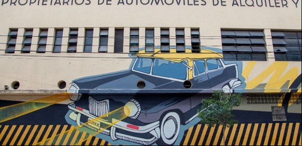 Galería a cielo abierto en el Abasto: de los murales de Isol a los poemas iluminados de Fernando Noy