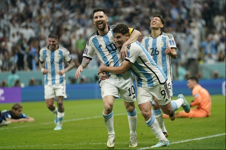 El festejo de Julián con Lio Messi. Foto: Fernando de la Orden / Enviado Especial