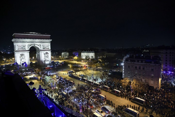 Los ses ya festejan en el Arco del Triunfo. Foto EFE