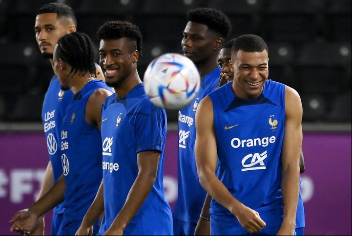 Kingsley Coman junto a Kylian Mbappe en un entrenamiento del seleccionado francés. Foto: AFP