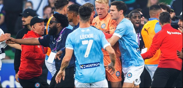 Descontrol e incidentes en el fútbol australiano: un grupo de hinchas invadió la cancha y atacó al arquero con un balde