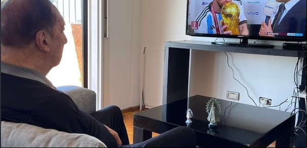 ¡Para Bilardo que lo mira por TV!: el DT campeón de México 86 siguió el minuto a minuto desde el living de su casa