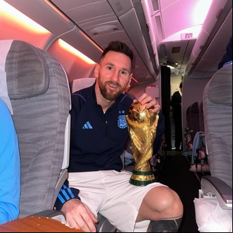 Argentina campeón del mundo: las fotos de Messi y sus compañeros de la Selección con la Copa, en el avión que los trae al país